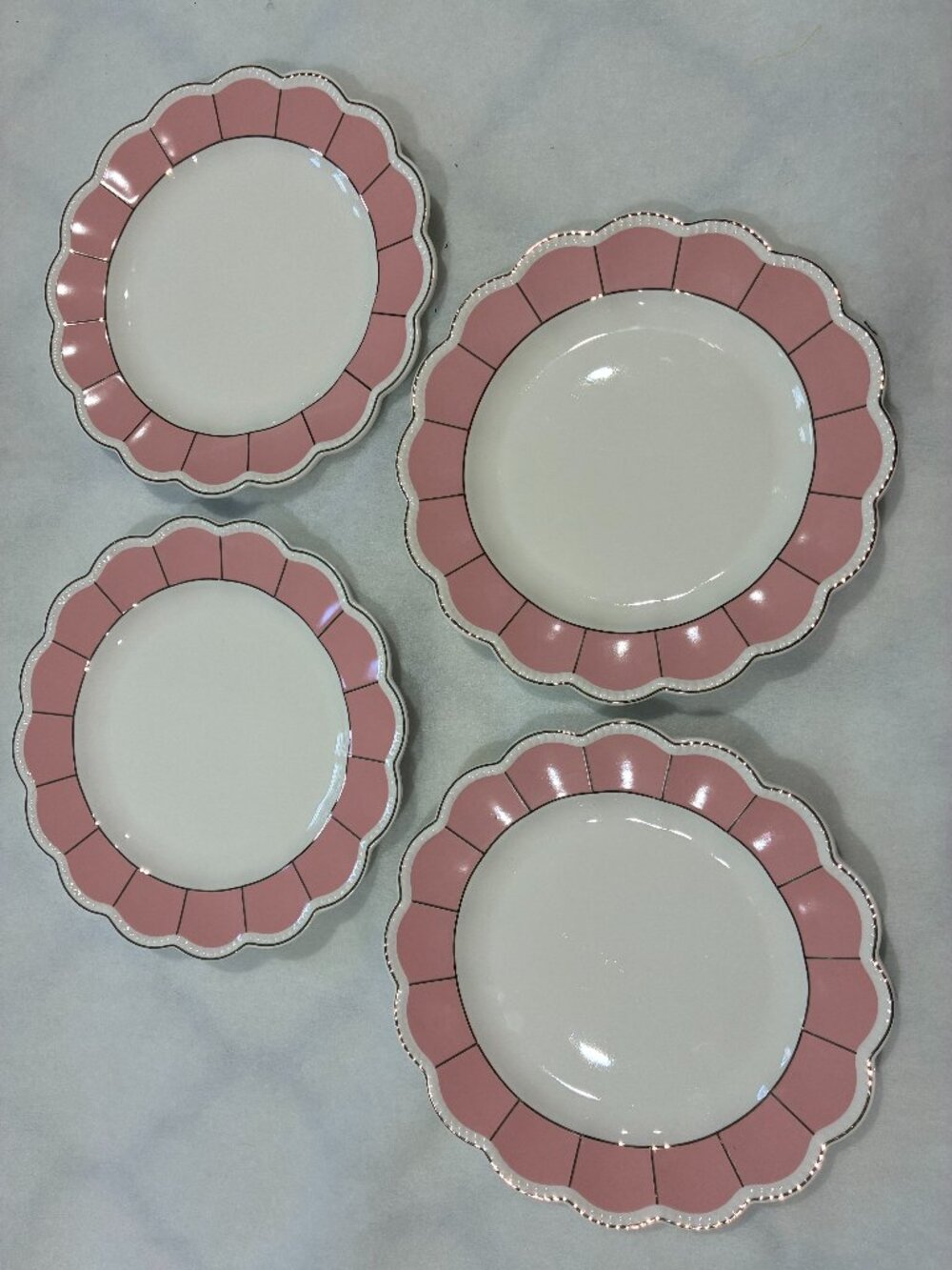 Grace Teaware Set of 4 Fine Porcelain Pink and White Scallop 8" Plates - New